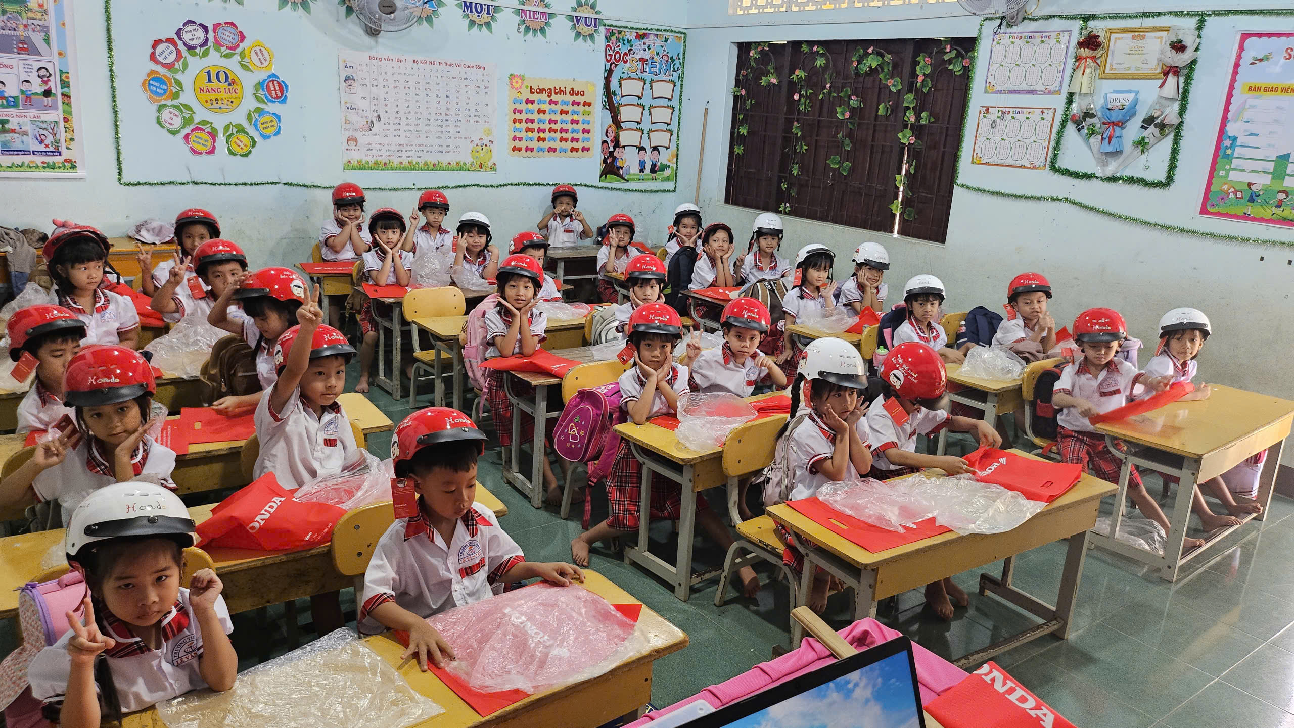 CHƯƠNG TRÌNH TẶNG MŨ BẢO HIỂM CHO EM