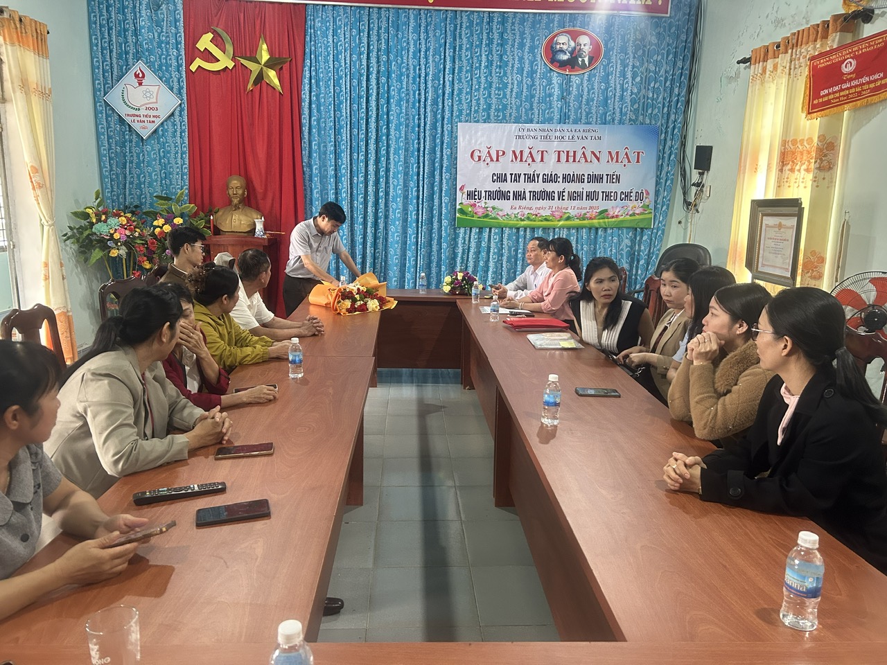 LÁ RỤNG VỀ CỘI, NGHĨA TÌNH CÒN MÃI: TRƯỜNG TH LÊ VĂN TÁM TRÂN TRỌNG CHIA TAY THẦY HIỆU TRƯỞNG VỀ NGHỈ HƯU